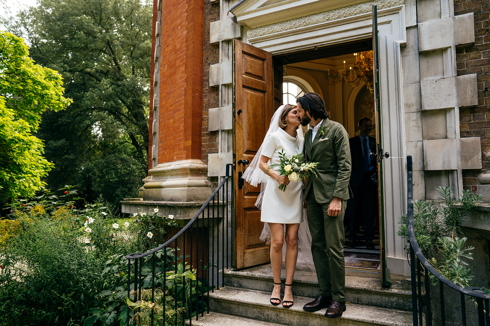 Quick kiss on the steps of Orleans House as the happy couple exit their ceremony. 